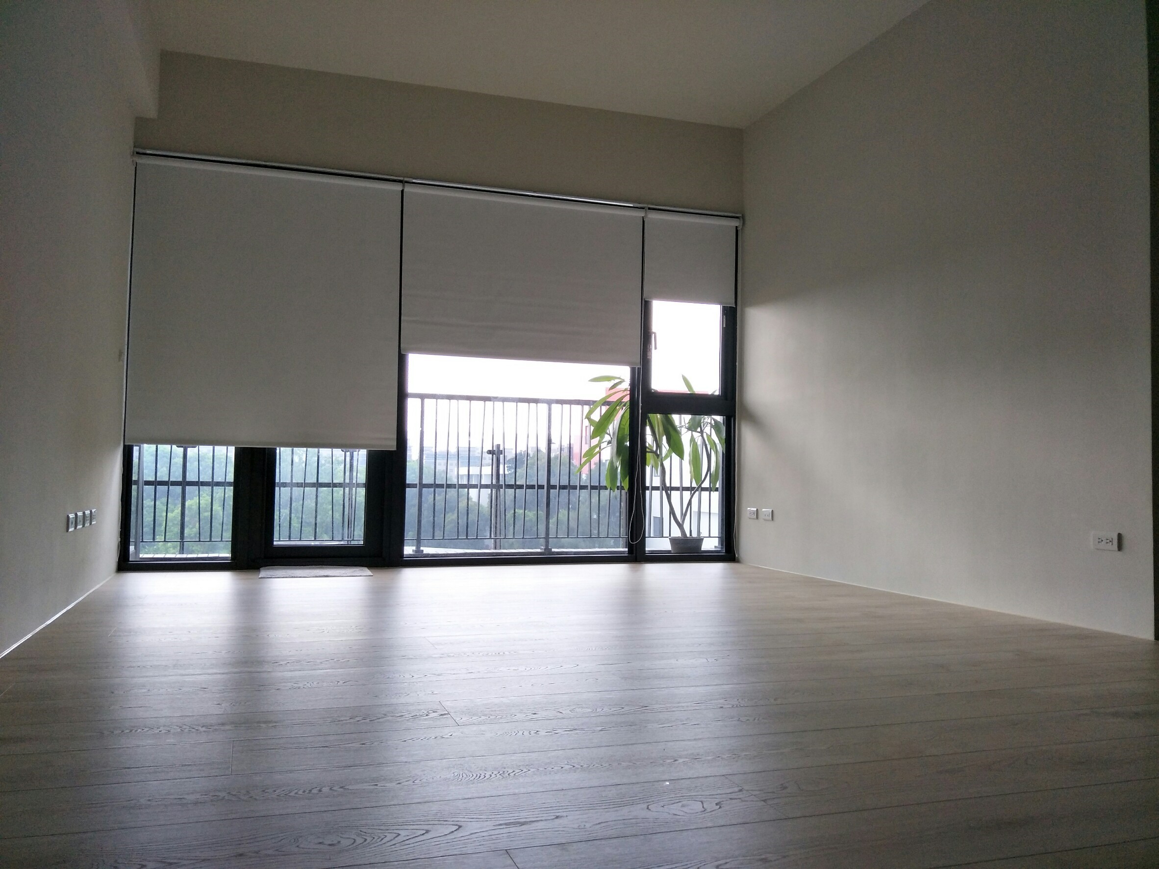 竹南窗簾推薦 苗栗邱公館 全室遮光捲簾 | 沐爾窗簾 MORE CURTAIN